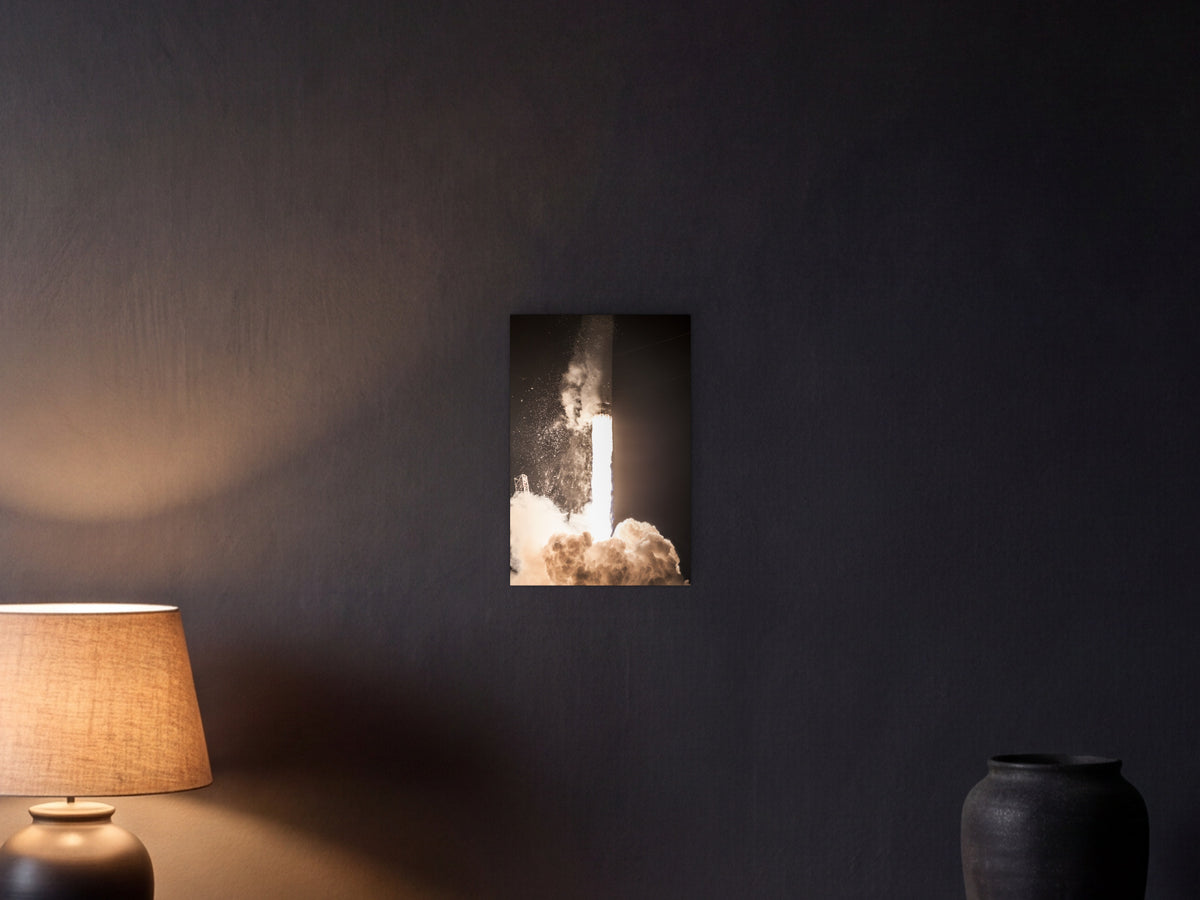 Ignition shown in a graphite plaster wall at night, lit by a console lamp - scale render at 30 × 45 cm