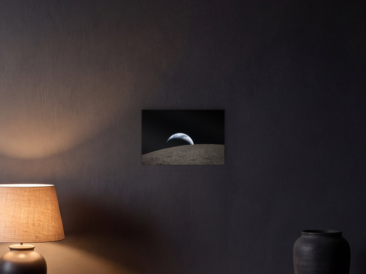 Earthset shown in a graphite plaster wall at night, lit by a console lamp - scale render at 45 × 30 cm
