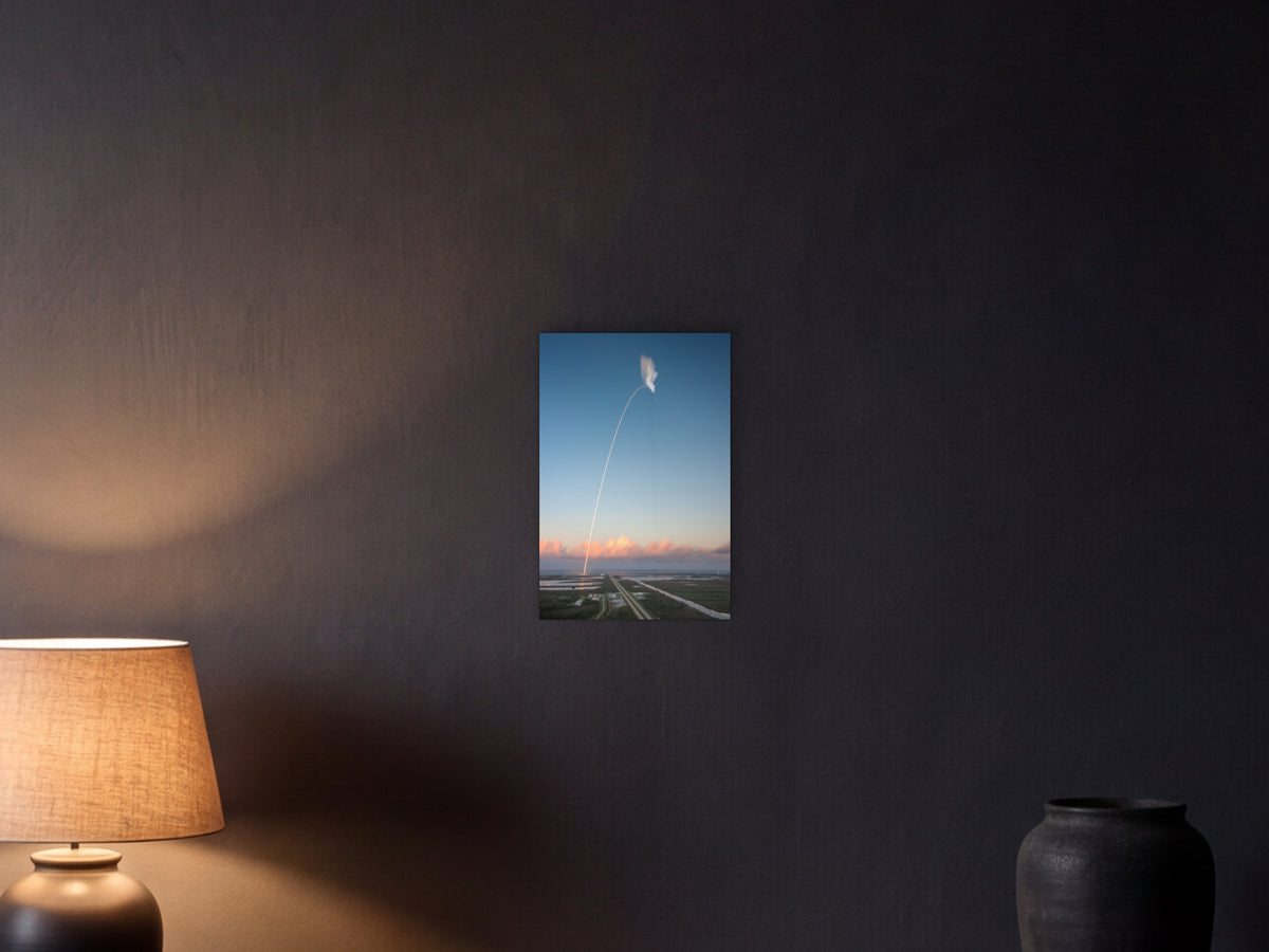 The Long Arc shown in a graphite plaster wall at night, lit by a console lamp - scale render at 30 × 45 cm