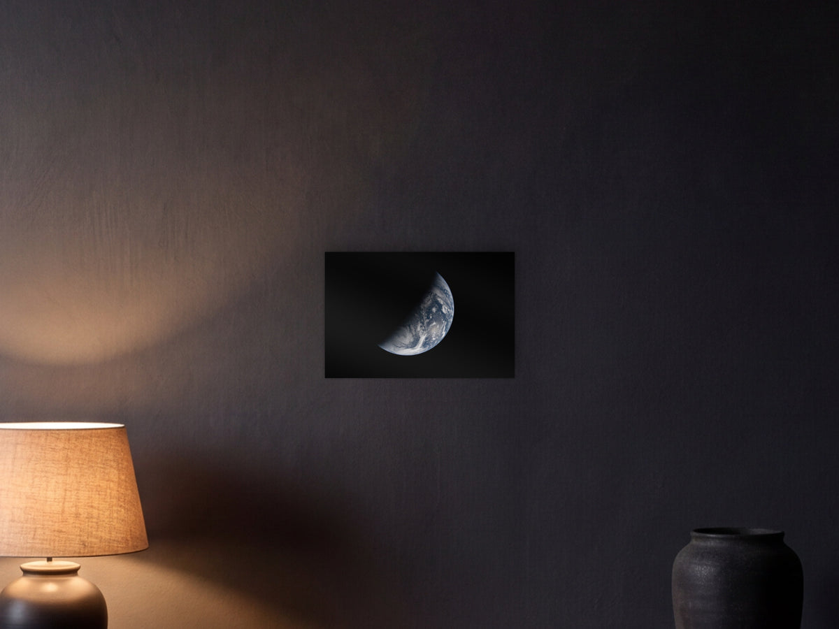 Night and (Earth) Day shown in a graphite plaster wall at night, lit by a console lamp - scale render at 45 × 30 cm
